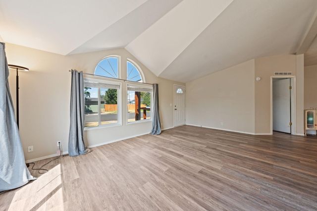 604 NE Shoshone Drive, Redmond, OR 97756