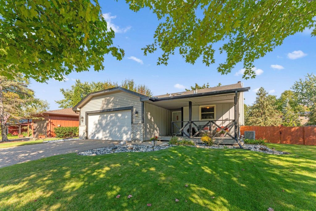10520 Grant Drive, Eden Prairie, MN 55347