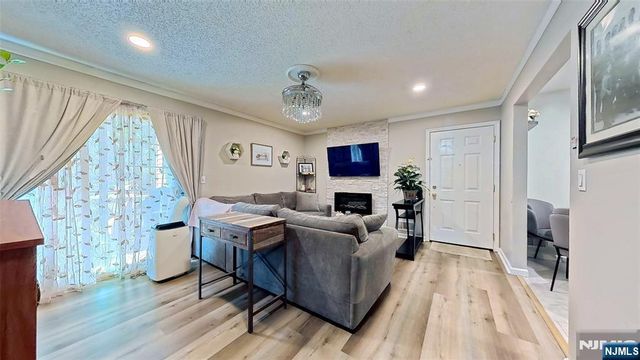 366 Cottonwood Way, Mahwah, NJ 07430