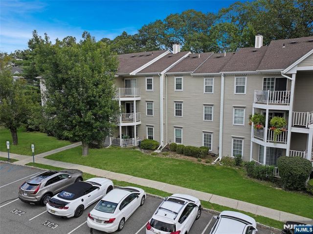 366 Cottonwood Way, Mahwah, NJ 07430