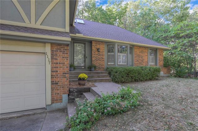 1117 NE Clubhouse Lane, Lee's Summit, MO 64086