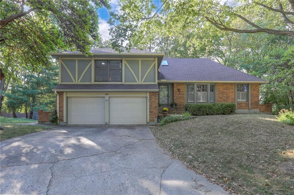 1117 NE Clubhouse Lane, Lee's Summit, MO 64086