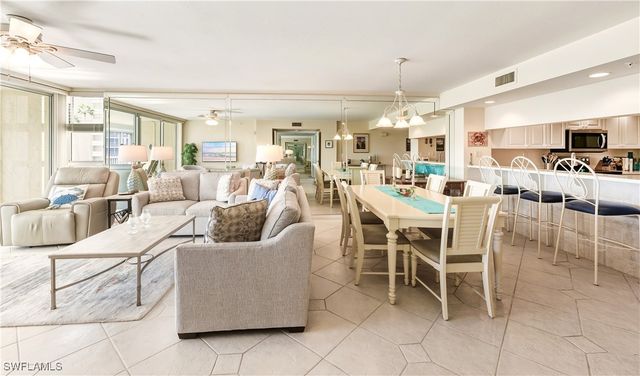 21 Bluebill AVE 403B, Naples, FL 34108