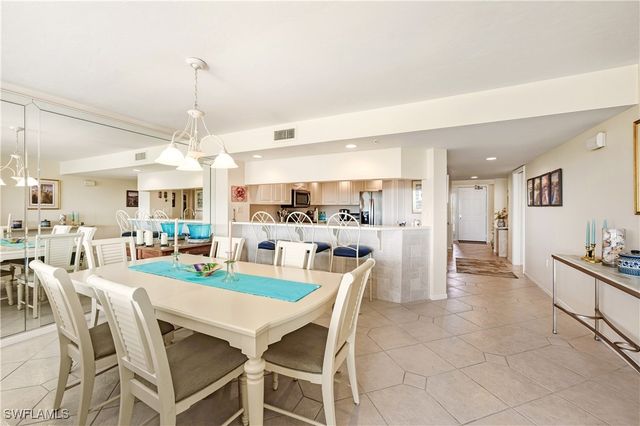 21 Bluebill AVE 403B, Naples, FL 34108