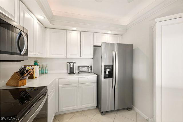 21 Bluebill AVE 403B, Naples, FL 34108