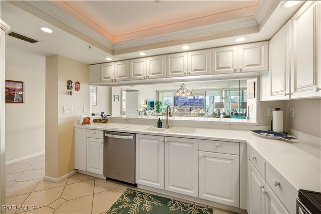 21 Bluebill AVE 403B, Naples, FL 34108