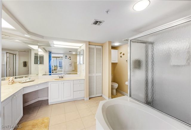 21 Bluebill AVE 403B, Naples, FL 34108