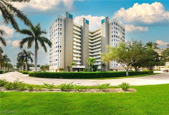 21 Bluebill AVE 403B, Naples, FL 34108