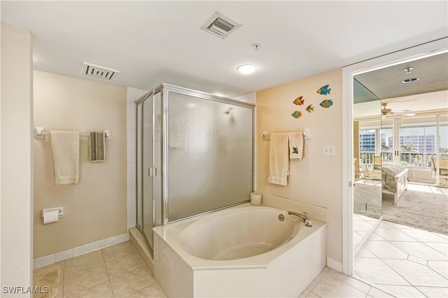 21 Bluebill AVE 403B, Naples, FL 34108