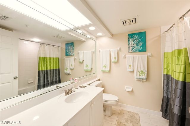 21 Bluebill AVE 403B, Naples, FL 34108