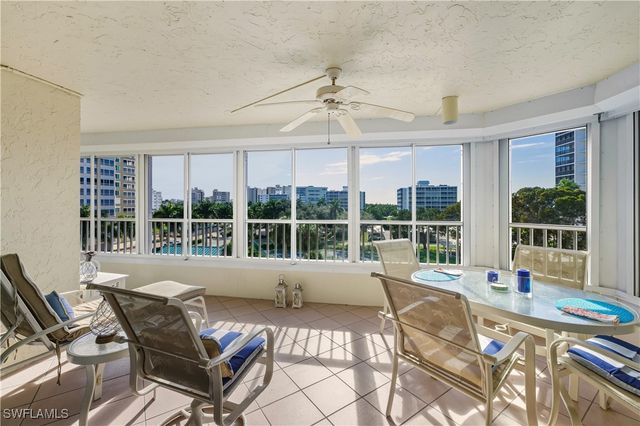 21 Bluebill AVE 403B, Naples, FL 34108