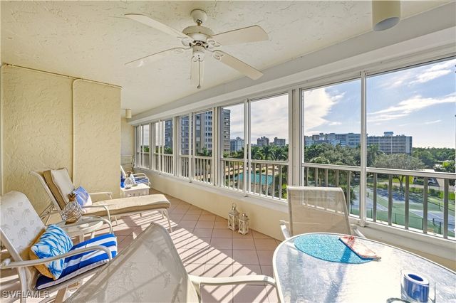 21 Bluebill AVE 403B, Naples, FL 34108