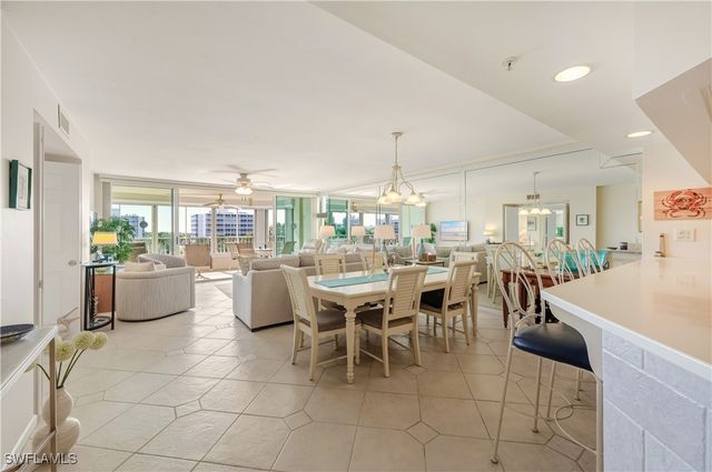 21 Bluebill AVE 403B, Naples, FL 34108