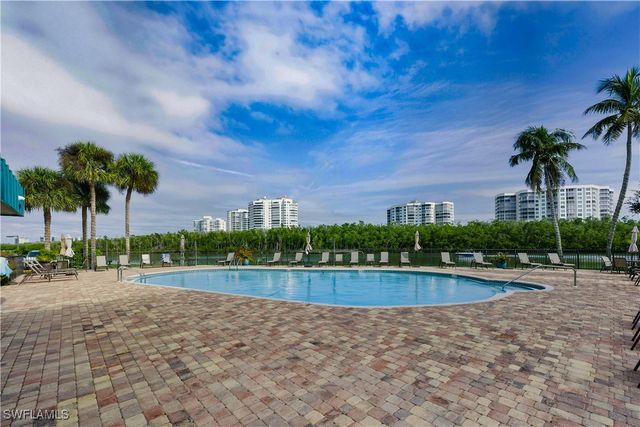 21 Bluebill AVE 403B, Naples, FL 34108