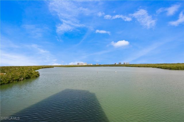 21 Bluebill AVE 403B, Naples, FL 34108