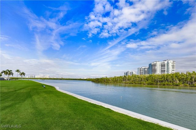 21 Bluebill AVE 403B, Naples, FL 34108