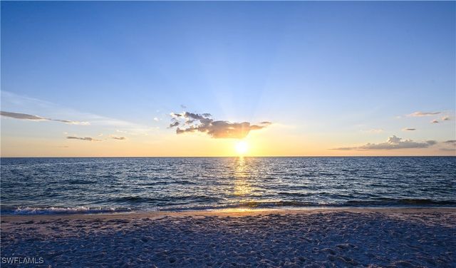 21 Bluebill AVE 403B, Naples, FL 34108