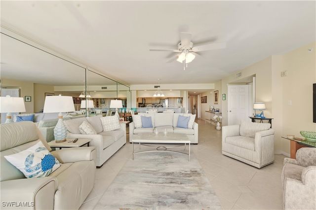 21 Bluebill AVE 403B, Naples, FL 34108