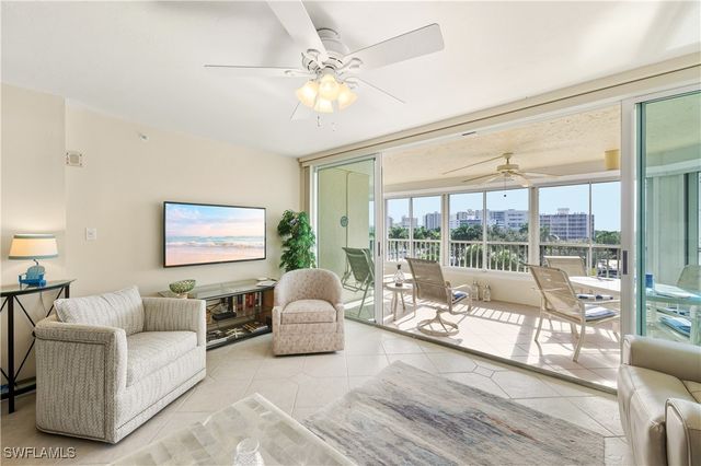 21 Bluebill AVE 403B, Naples, FL 34108