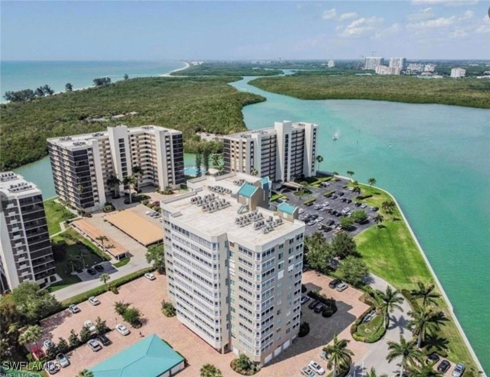 21 Bluebill AVE 403B, Naples, FL 34108