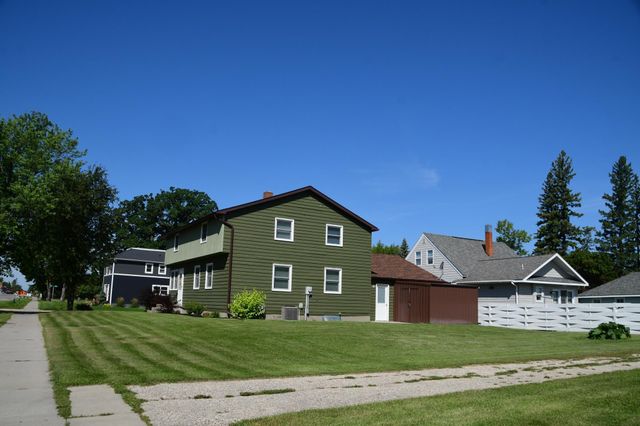 401 Center Street E, Roseau, MN 56751