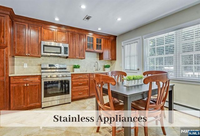 11 Stone Ridge Lane, Ho-ho-kus, NJ 07423