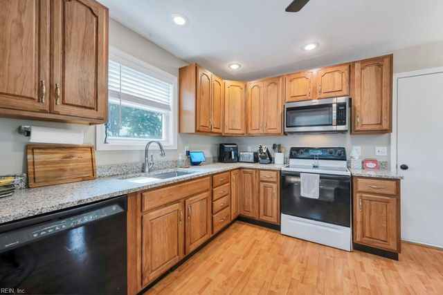 1404 Larkview DR, Virginia Beach, VA 23454