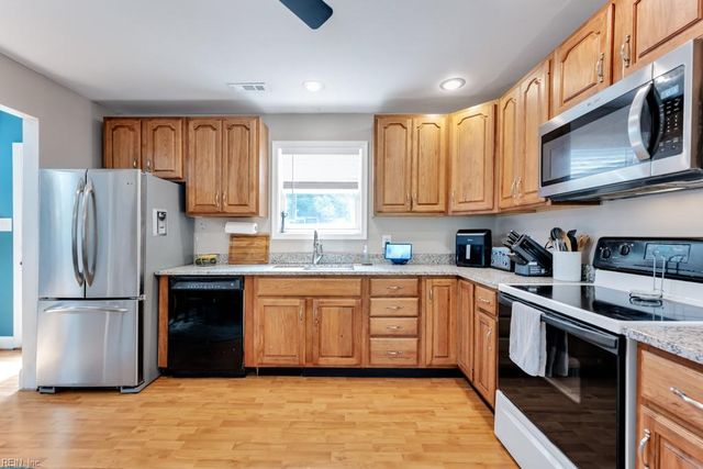 1404 Larkview DR, Virginia Beach, VA 23454
