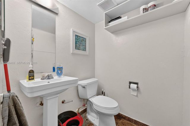 3301 N Country Club Drive 110, Aventura, FL 33180