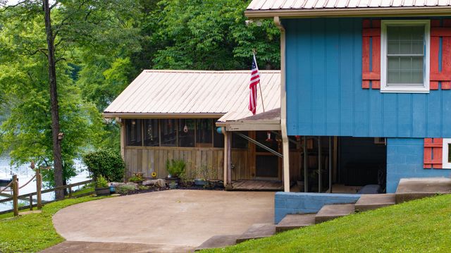 554 Hickman Shores Rd, Dover, TN 37058