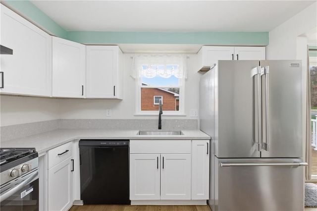 701 Havengate Dr, Bethel Park, PA 15102