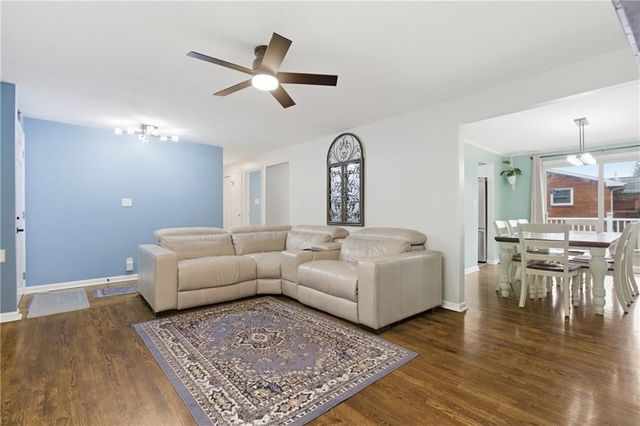 701 Havengate Dr, Bethel Park, PA 15102
