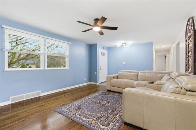 701 Havengate Dr, Bethel Park, PA 15102