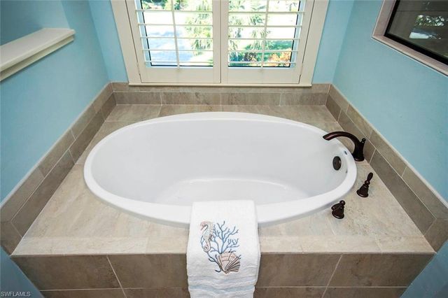 1310 Par View DR, Sanibel, FL 33957