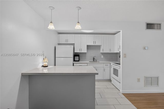 5767 Washington St F22, Hollywood, FL 33023