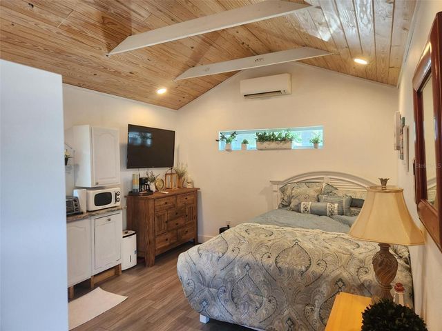 734 37TH AVENUE N, St Petersburg, FL 33704
