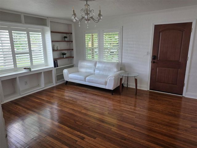 734 37TH AVENUE N, St Petersburg, FL 33704