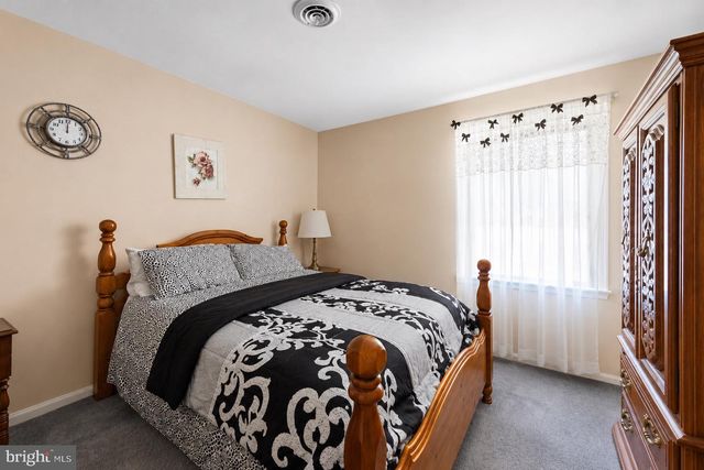 10 CEDAR AVE, Manahawkin, NJ 08050