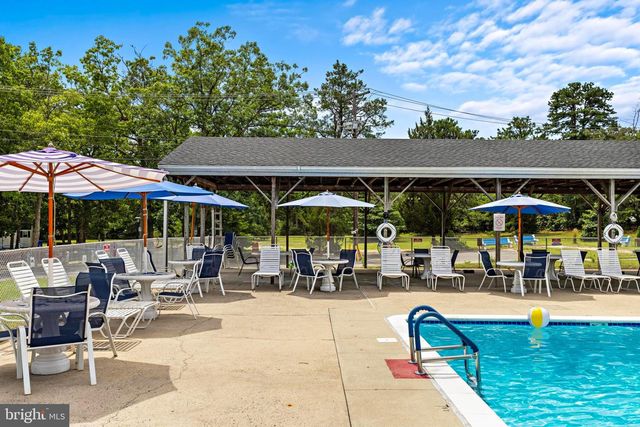 10 CEDAR AVE, Manahawkin, NJ 08050