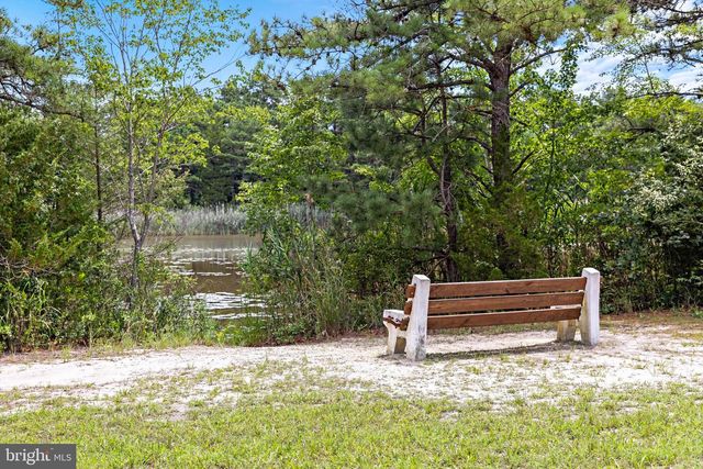10 CEDAR AVE, Manahawkin, NJ 08050
