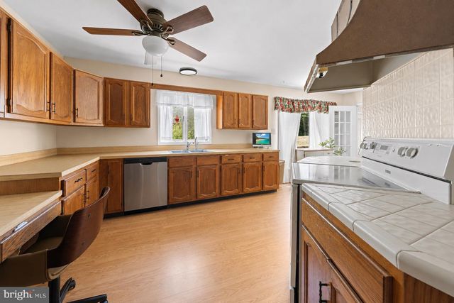 10 CEDAR AVE, Manahawkin, NJ 08050