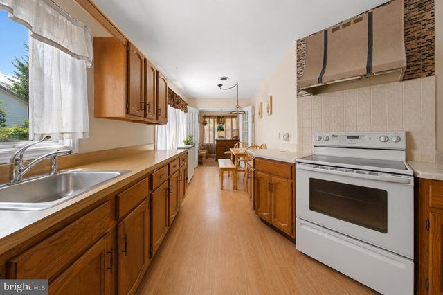10 CEDAR AVE, Manahawkin, NJ 08050