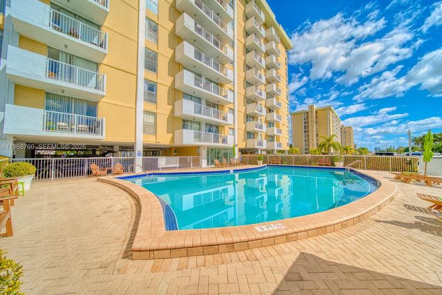 2000 NE 135th St 708, North Miami, FL 33181