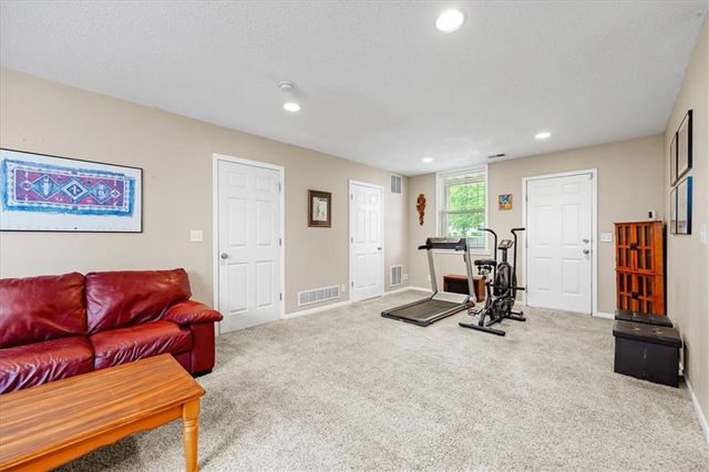 1813 N 156th Street, Basehor, KS 66007