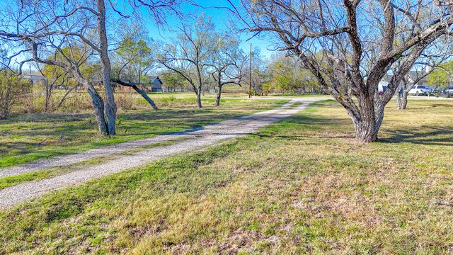 735 County Road 0025, Corsicana, TX 75109