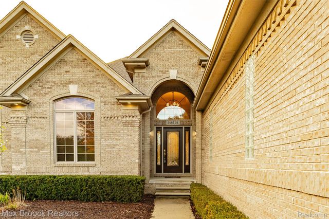 52221 Chickadee, Utica, MI 48315