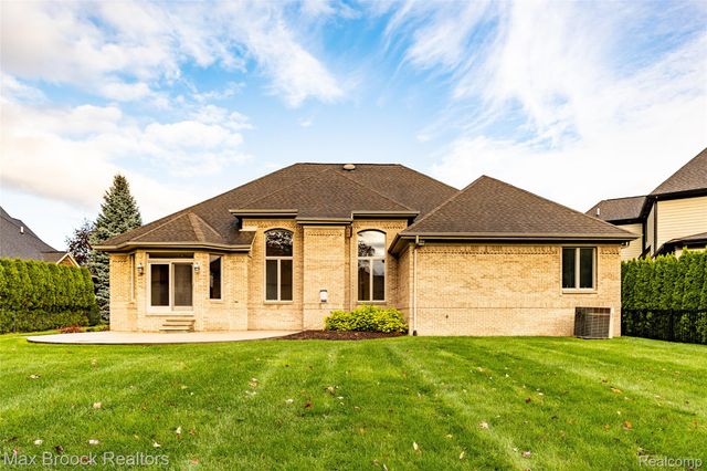 52221 Chickadee, Utica, MI 48315