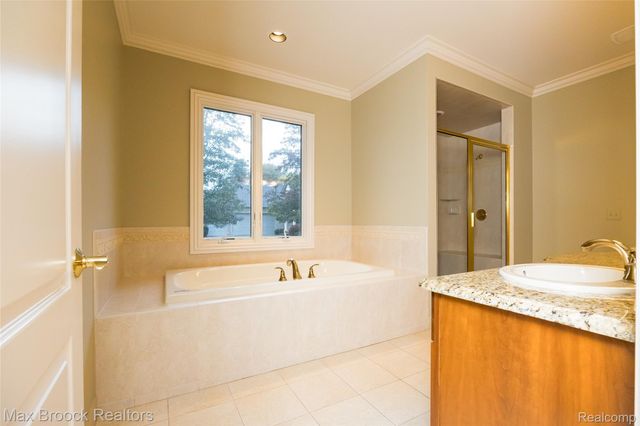 52221 Chickadee, Utica, MI 48315