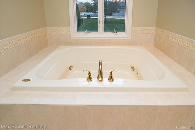 52221 Chickadee, Utica, MI 48315