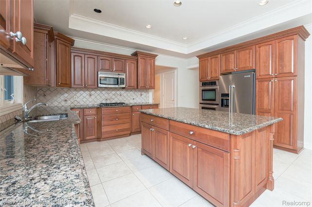 52221 Chickadee, Utica, MI 48315